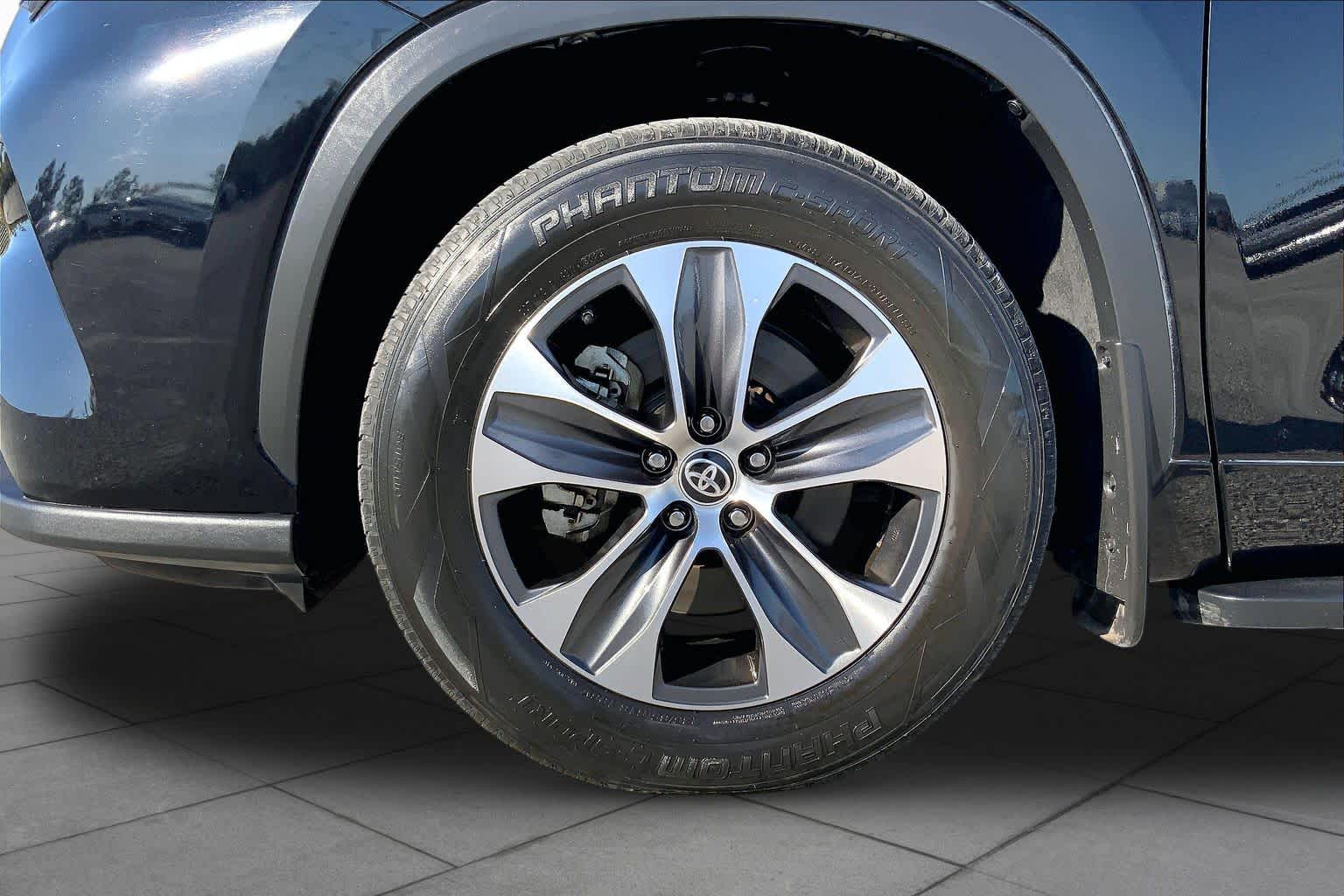 2021 Toyota Highlander photo 11 of 36