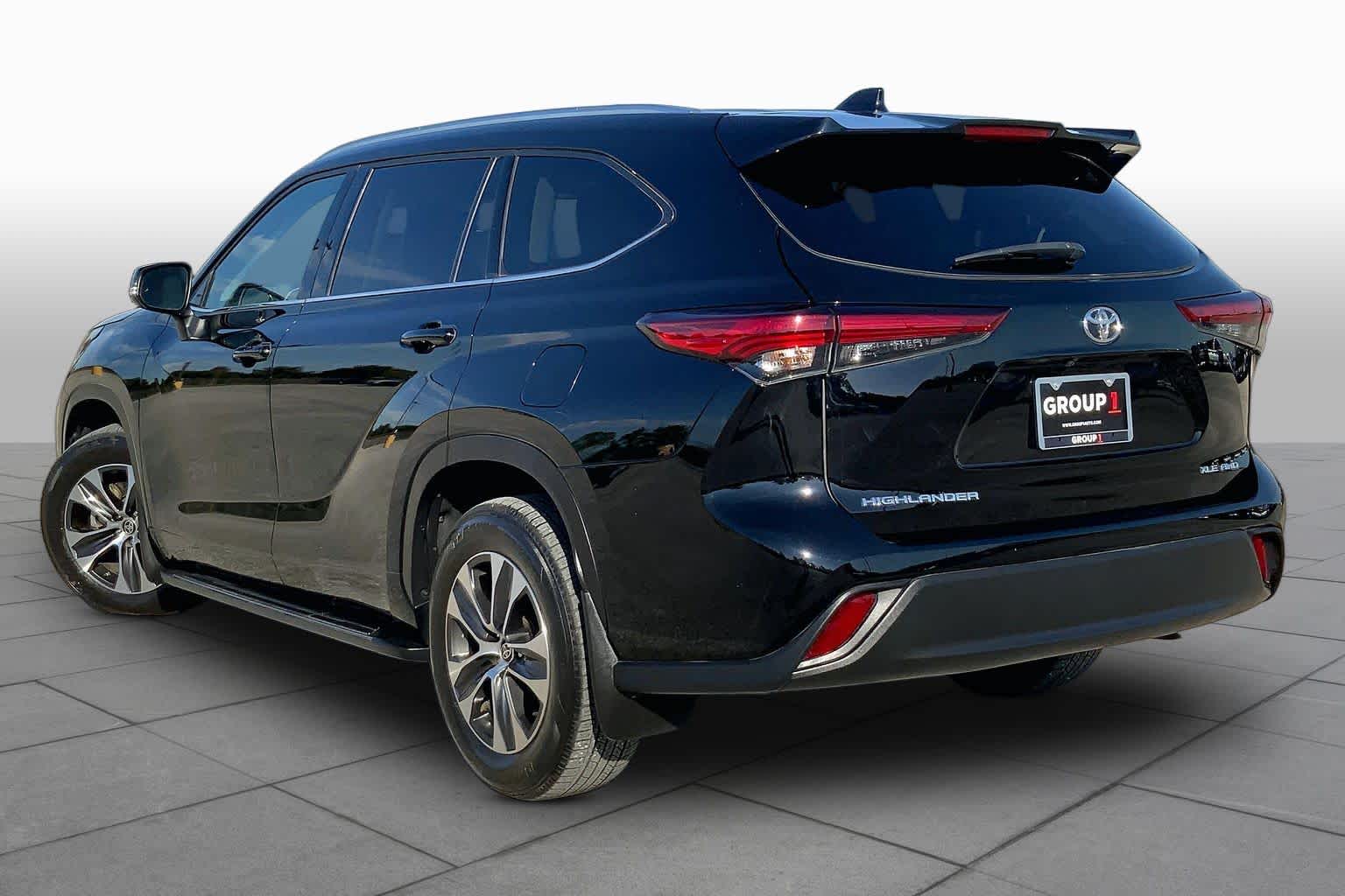 2021 Toyota Highlander photo 12 of 36