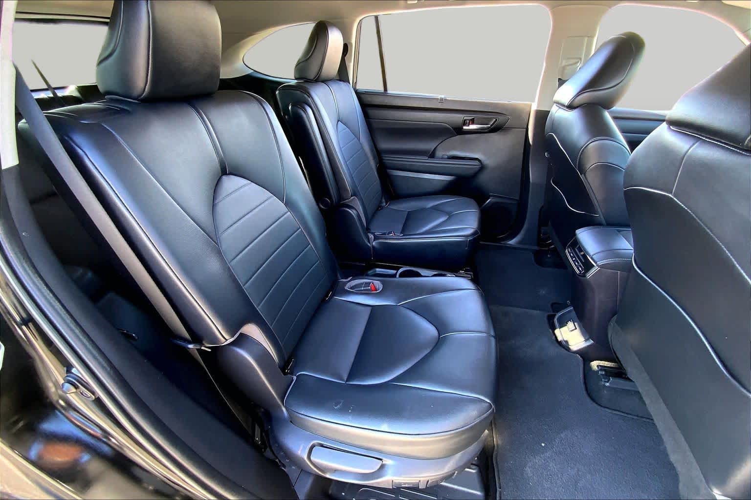2021 Toyota Highlander photo 19 of 36