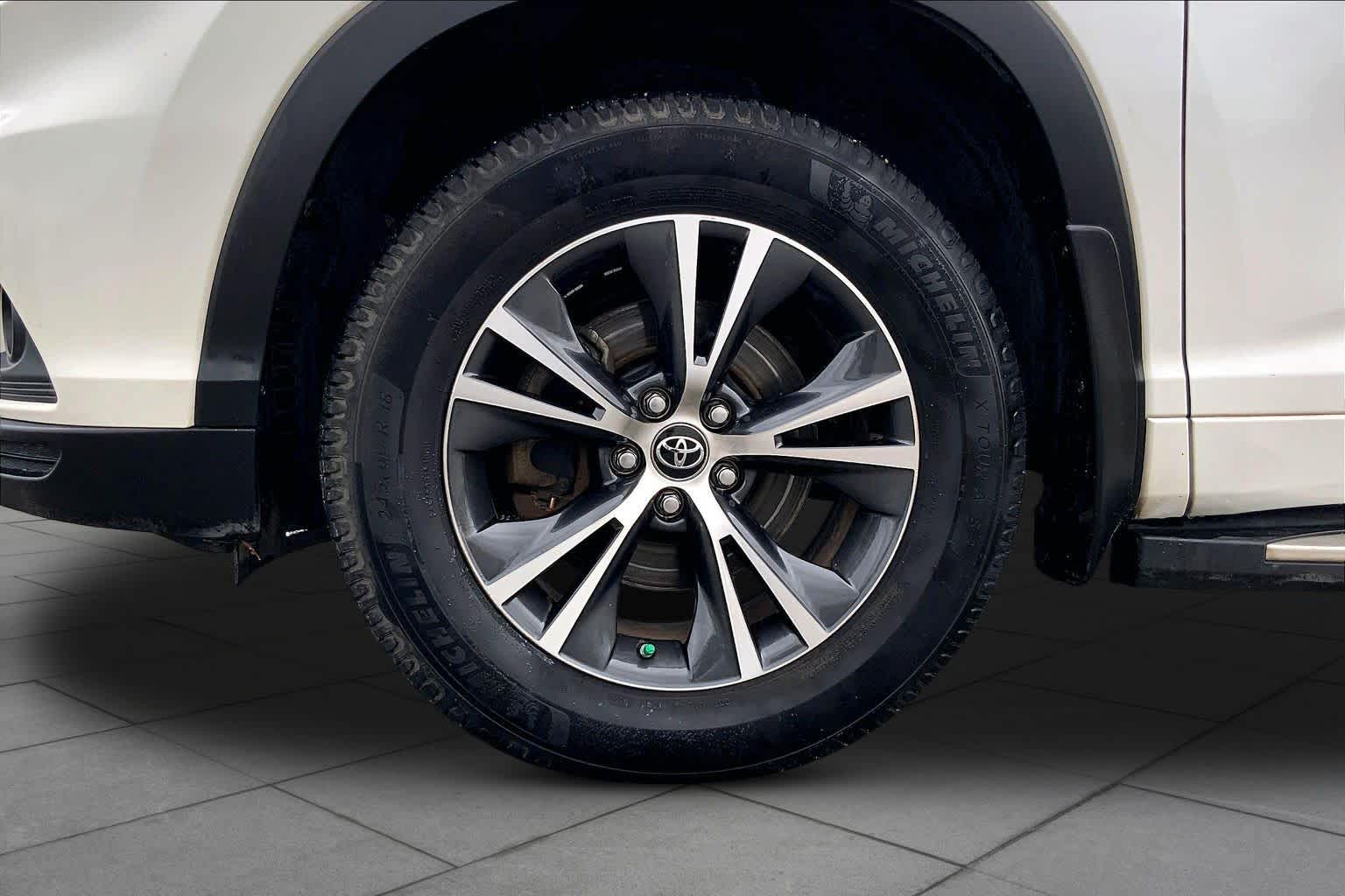 2016 Toyota Highlander XLE Blizzard Pearl at AutoNation USA Katy