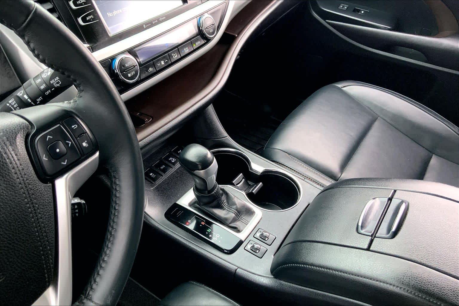 2016 Toyota Highlander XLE Blizzard Pearl at AutoNation USA Katy