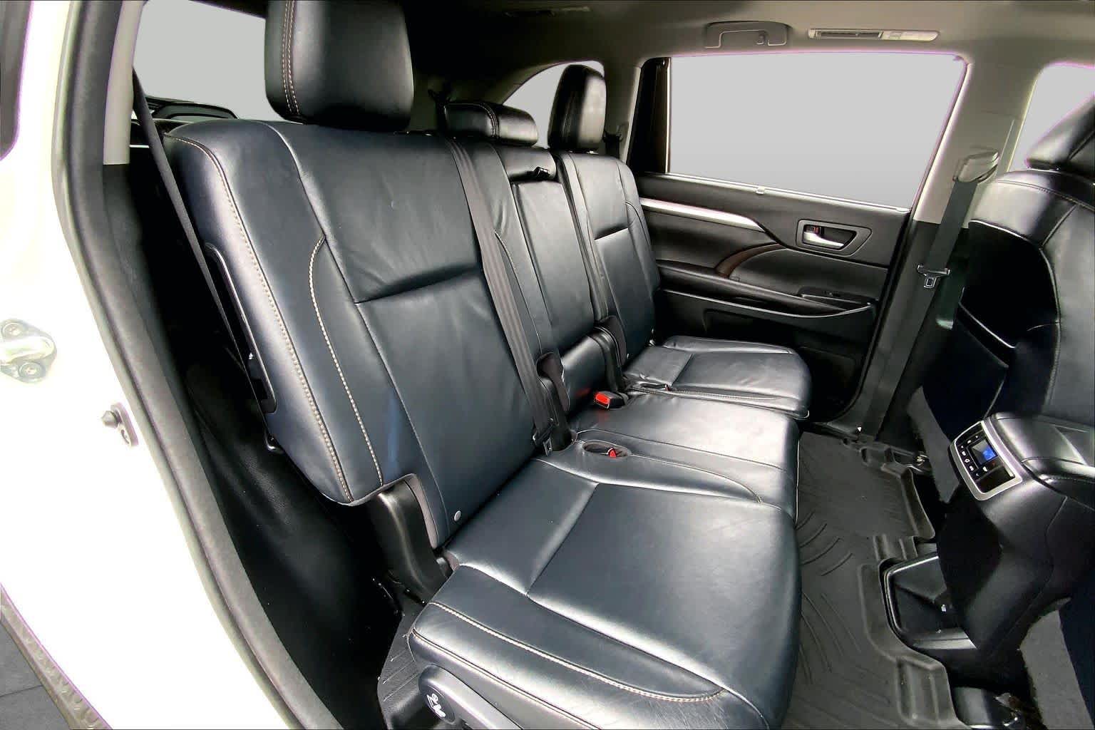 2016 Toyota Highlander XLE Blizzard Pearl at AutoNation USA Katy