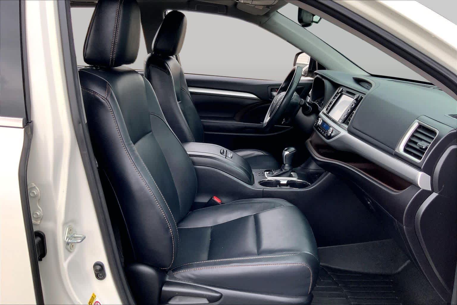2016 Toyota Highlander XLE Blizzard Pearl at AutoNation USA Katy