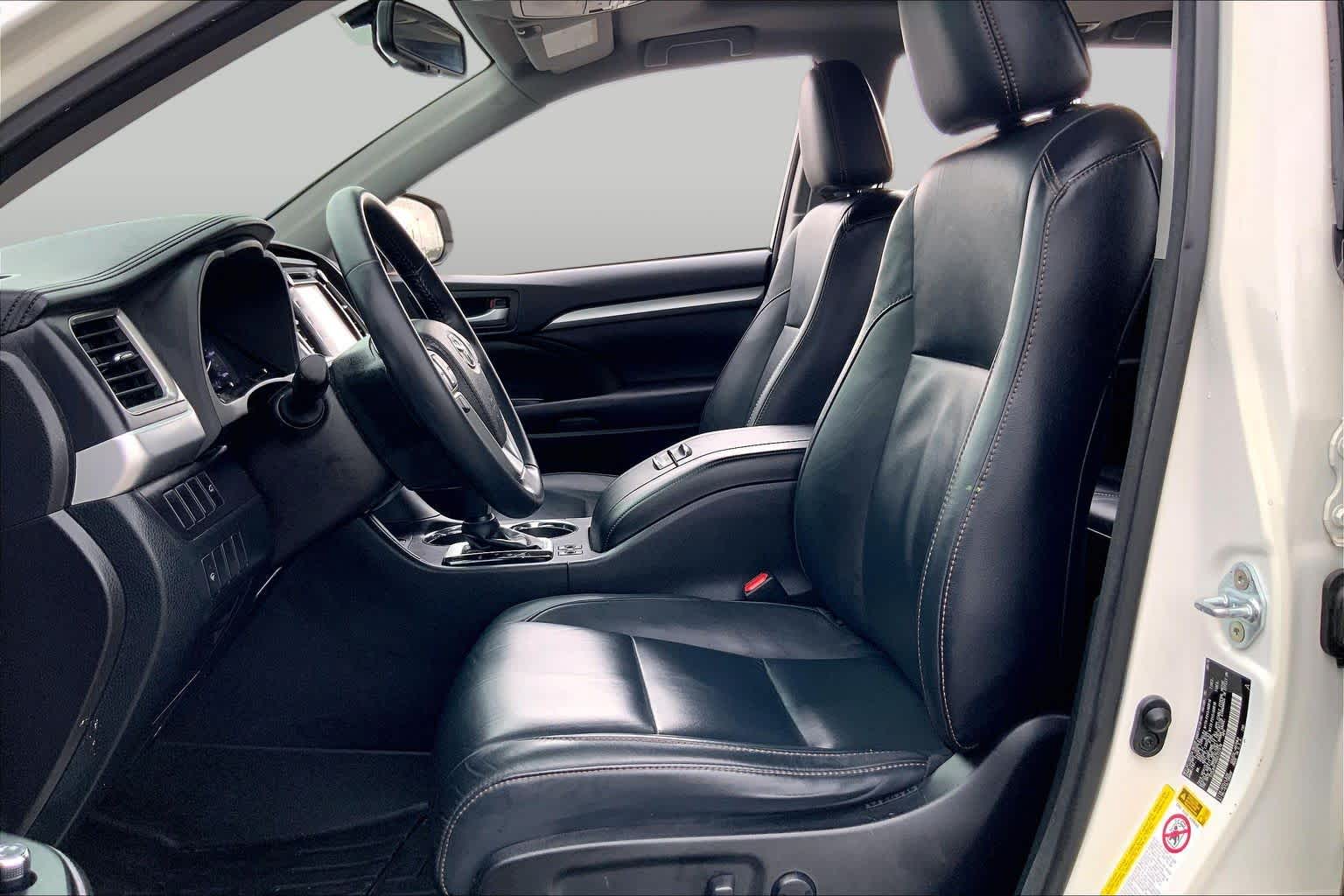 2016 Toyota Highlander XLE Blizzard Pearl at AutoNation USA Katy