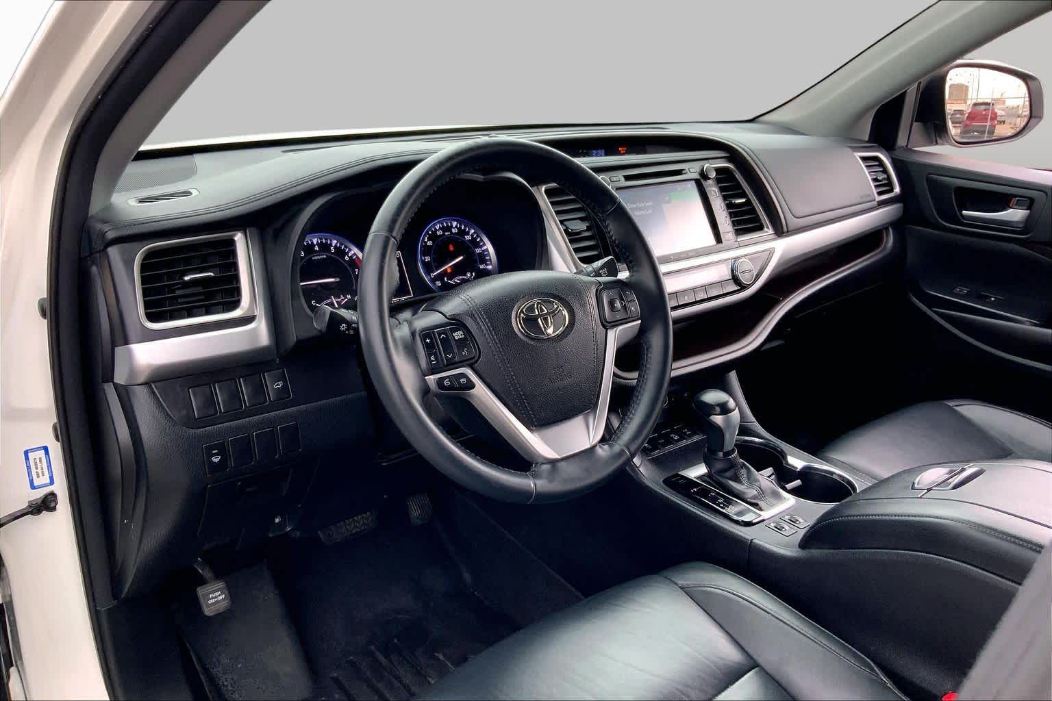 2016 Toyota Highlander XLE Blizzard Pearl at AutoNation USA Katy