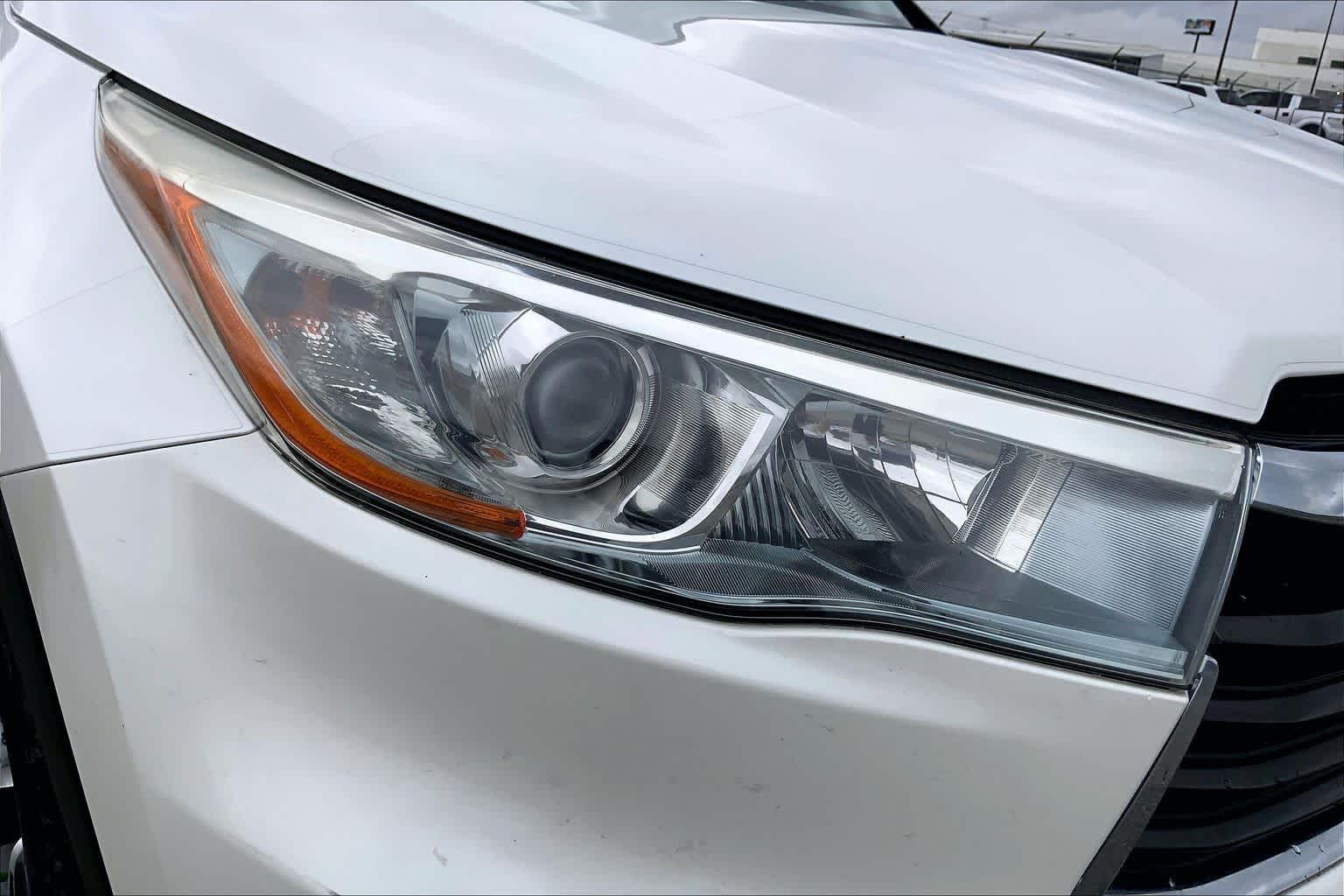 2016 Toyota Highlander XLE Blizzard Pearl at AutoNation USA Katy