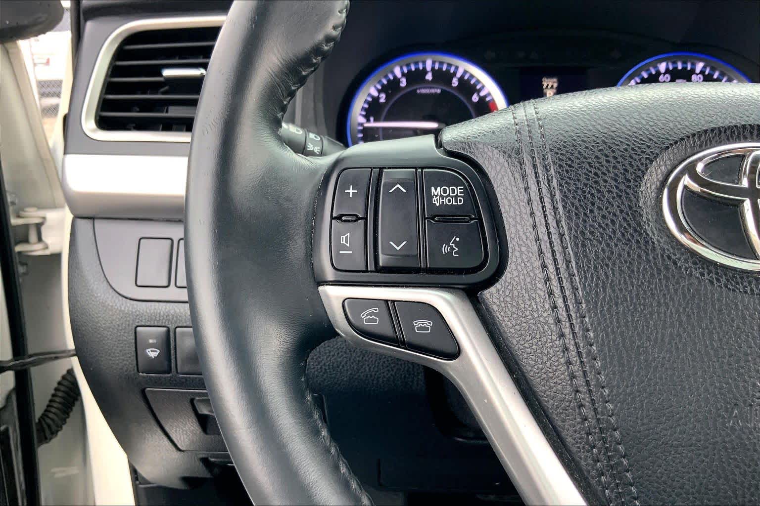 2016 Toyota Highlander XLE Blizzard Pearl at AutoNation USA Katy