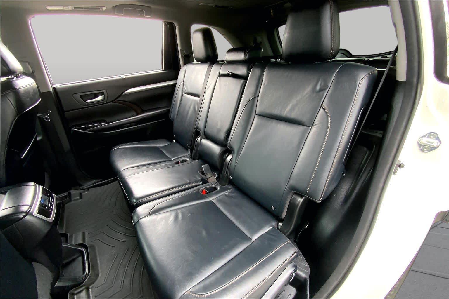 2016 Toyota Highlander XLE Blizzard Pearl at AutoNation USA Katy