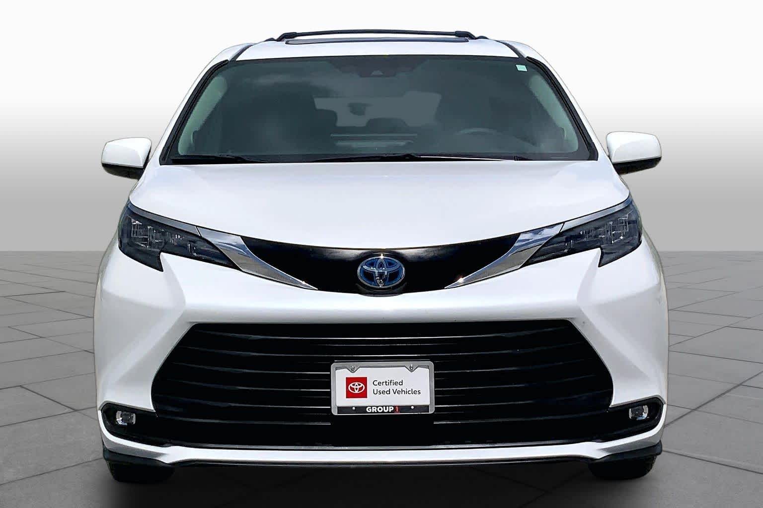 2025 Toyota Sienna XLE Wind Chill Pearl at Group 1 Toyota Southwest