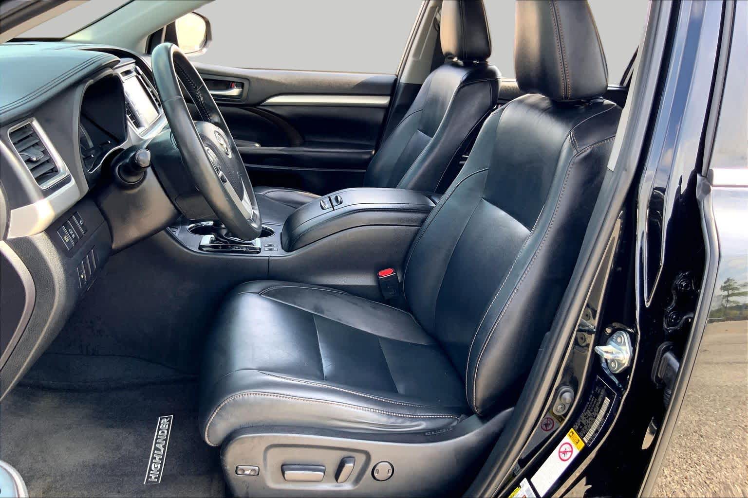 2019 Toyota Highlander XLE Midnight Black Metallic at Mac Haik CDJR North Houston