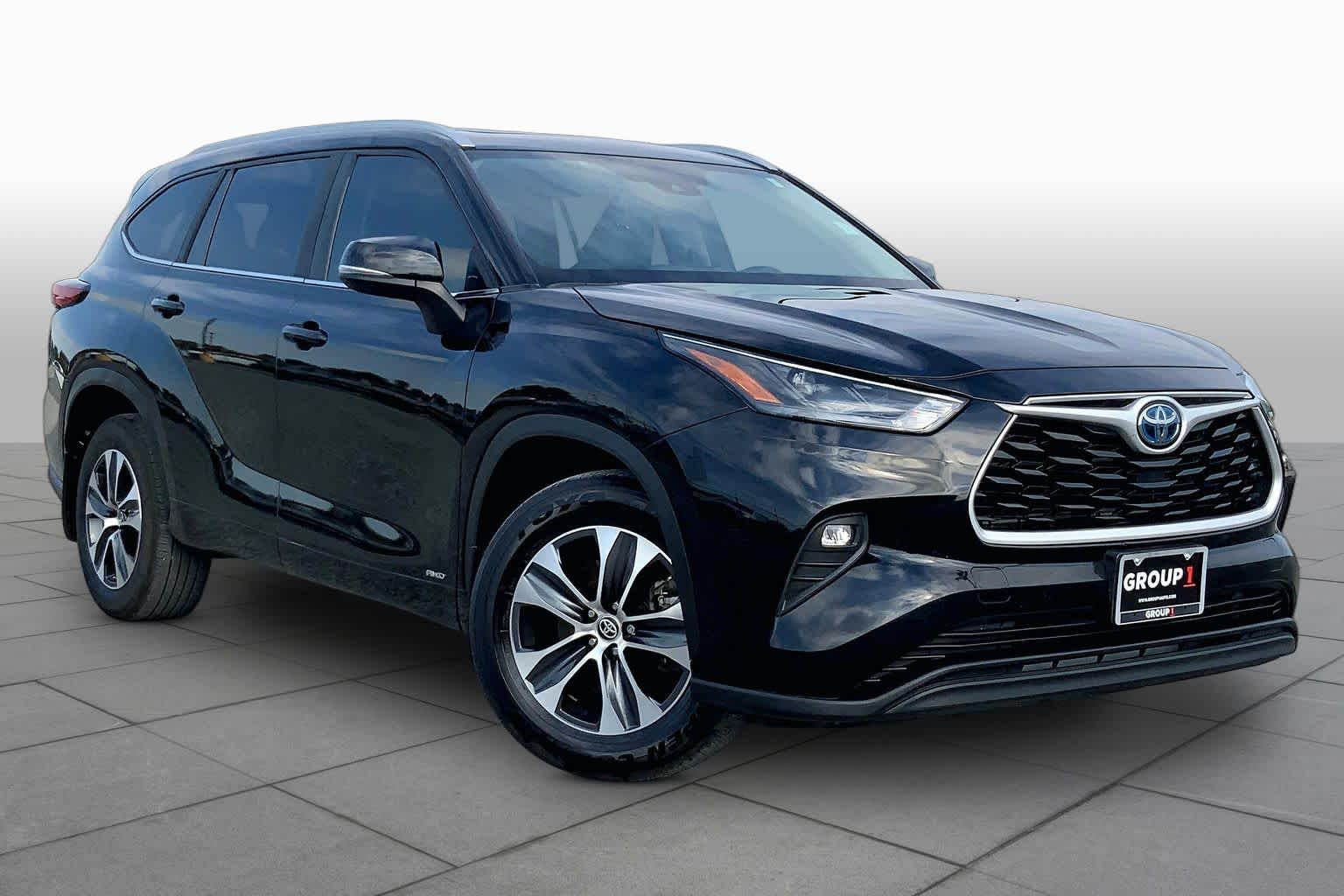 2023 Toyota Highlander photo 3 of 36