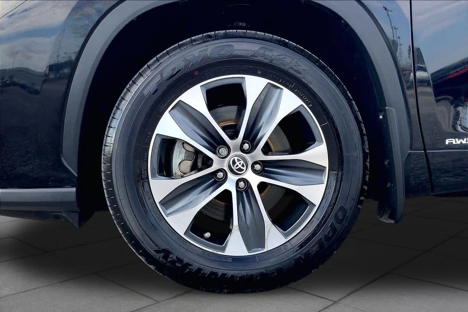 2023 Toyota Highlander photo 11 of 36