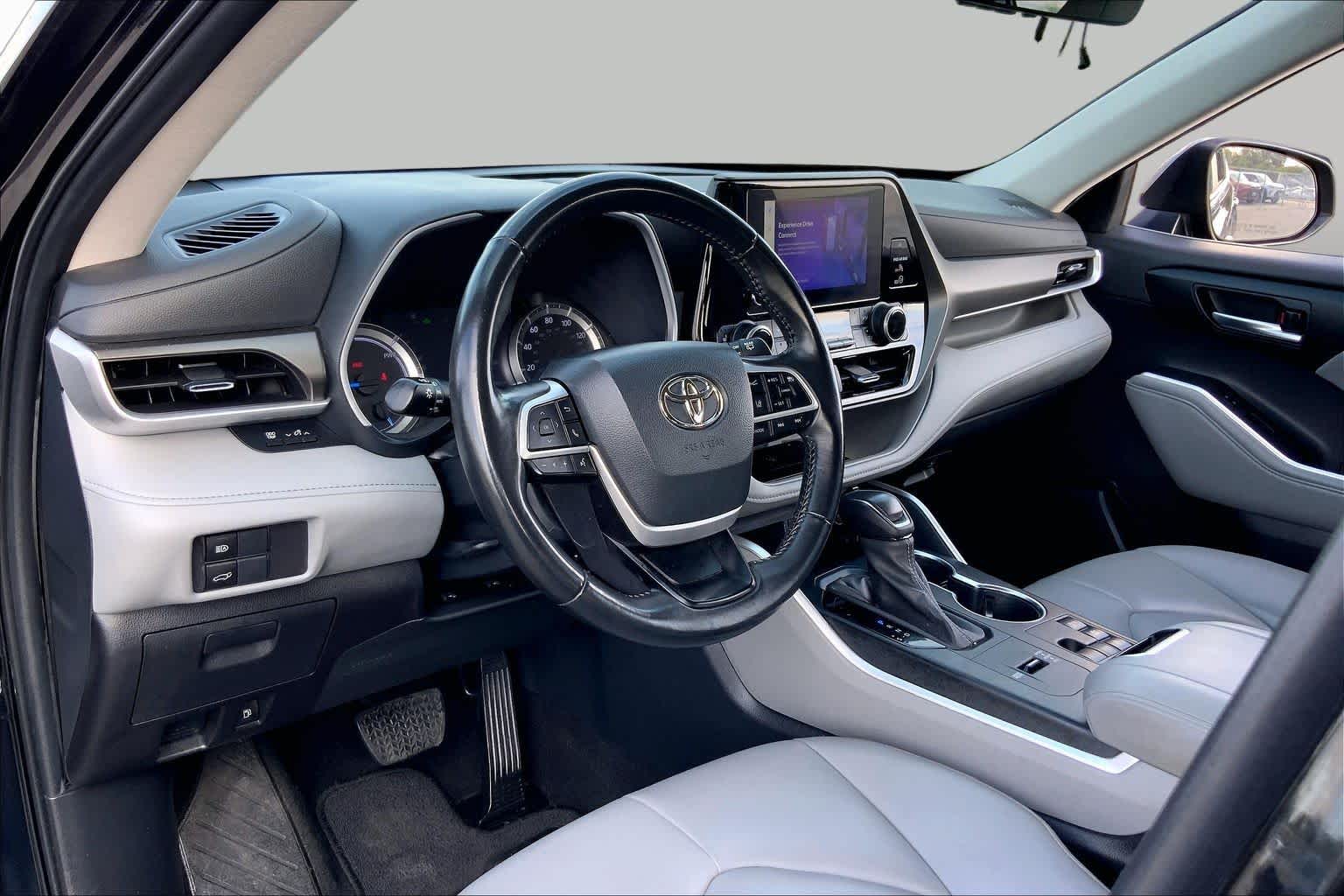 2023 Toyota Highlander photo 17 of 36