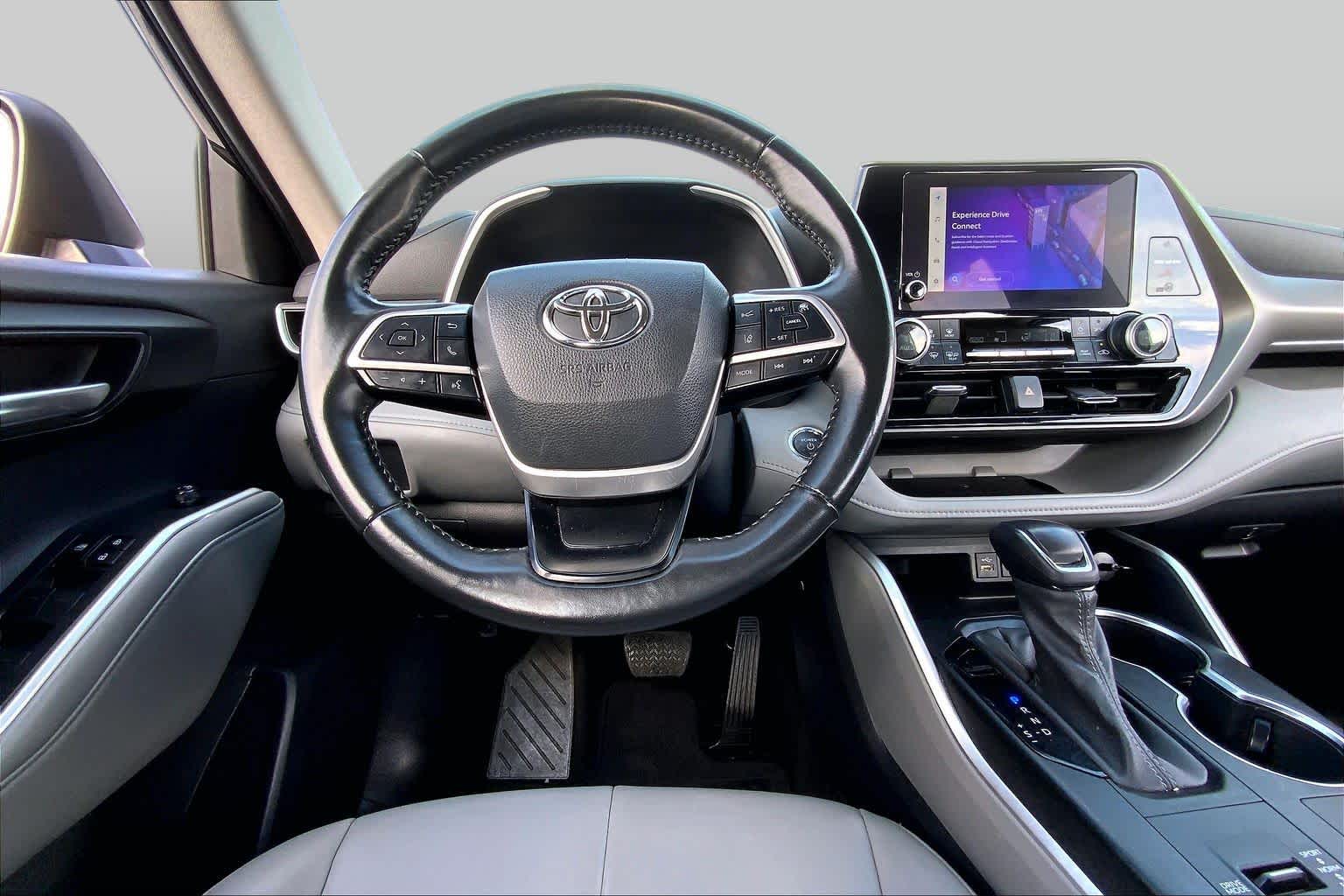 2023 Toyota Highlander photo 6 of 36
