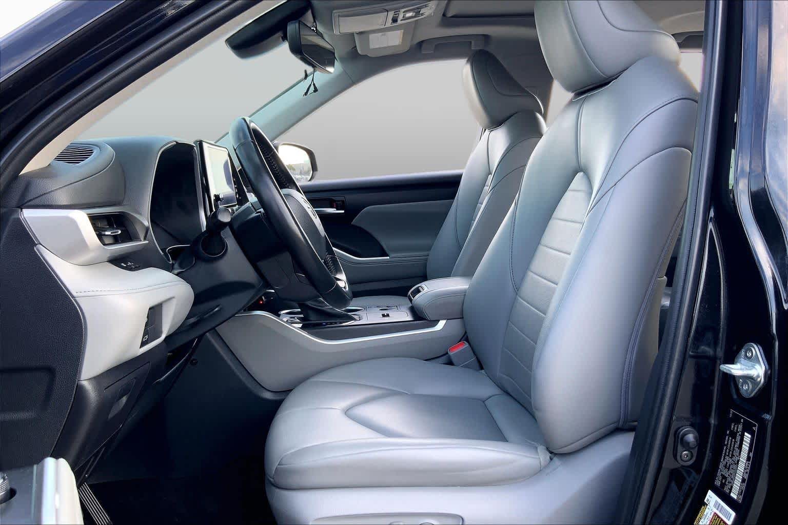 2023 Toyota Highlander photo 8 of 36