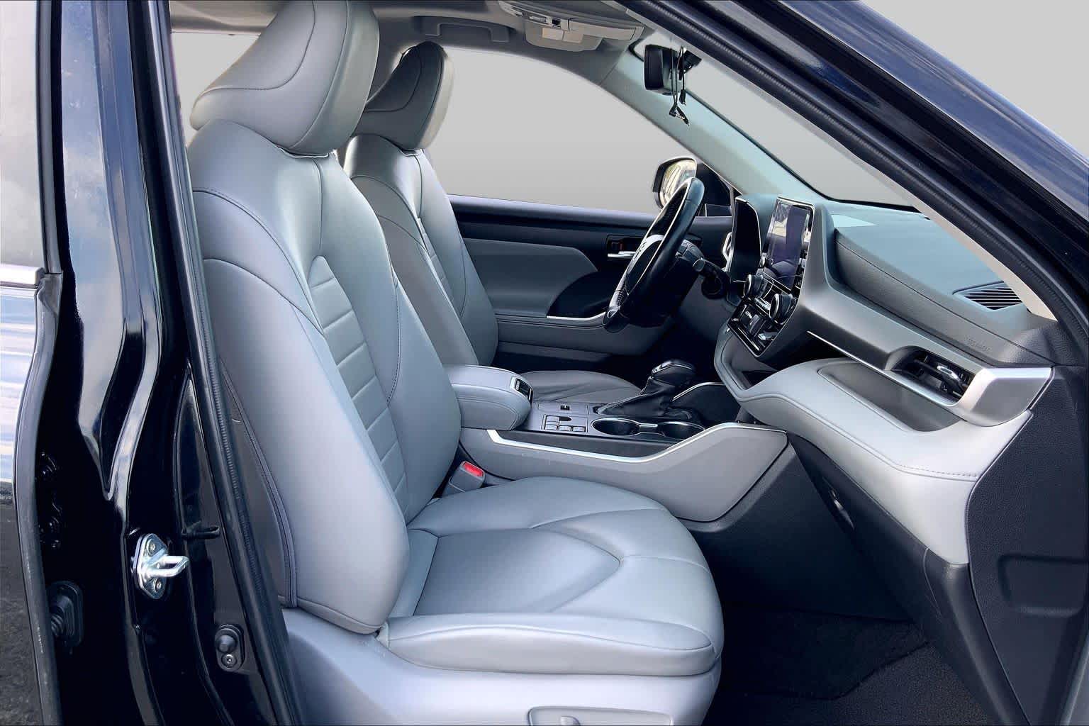 2023 Toyota Highlander photo 9 of 36