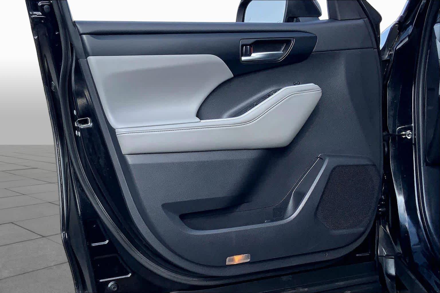2023 Toyota Highlander photo 21 of 36