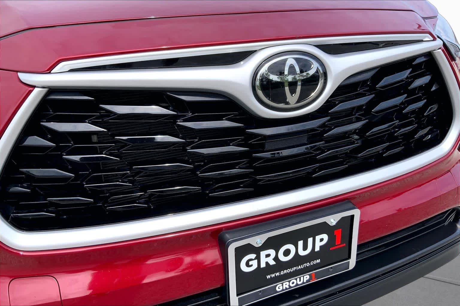 2023 Toyota Highlander LE Ruby Flare Pearl at Group 1 Toyota Southwest