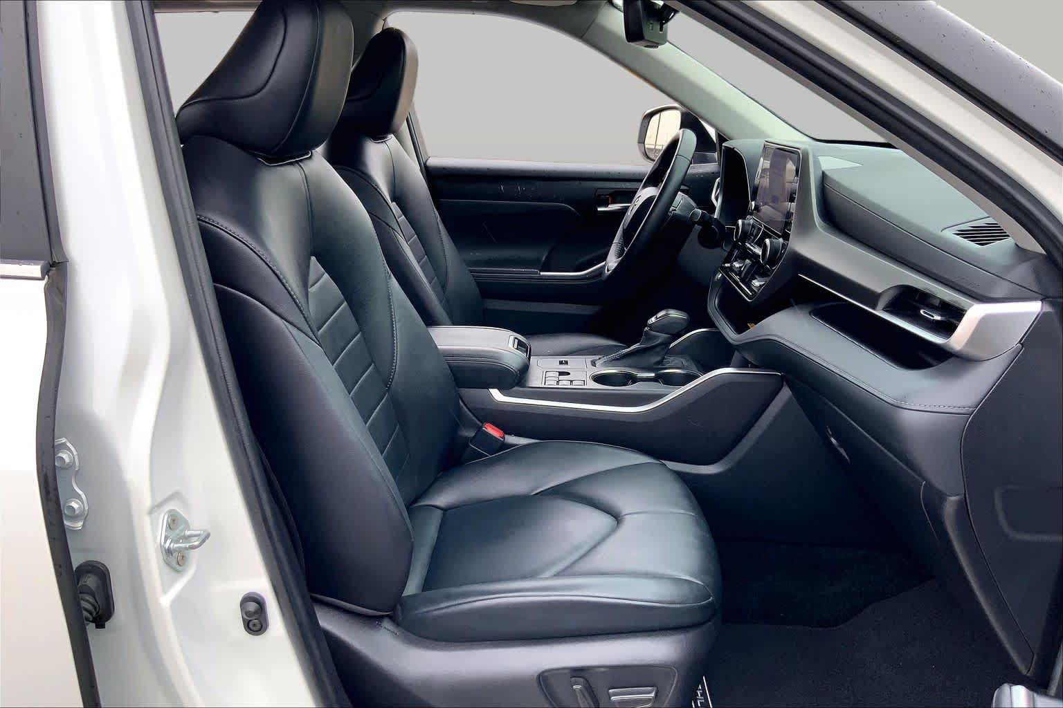 2023 Toyota Highlander XLE Wind Chill Pearl at AutoNation USA Katy