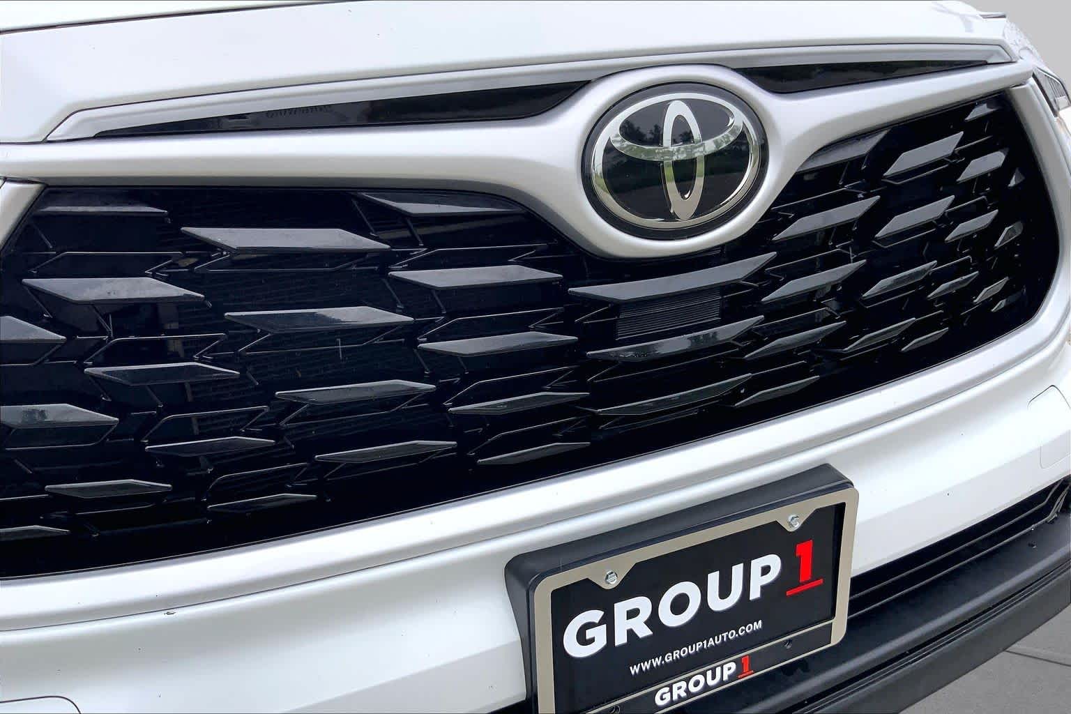 2023 Toyota Highlander XLE Wind Chill Pearl at AutoNation USA Katy