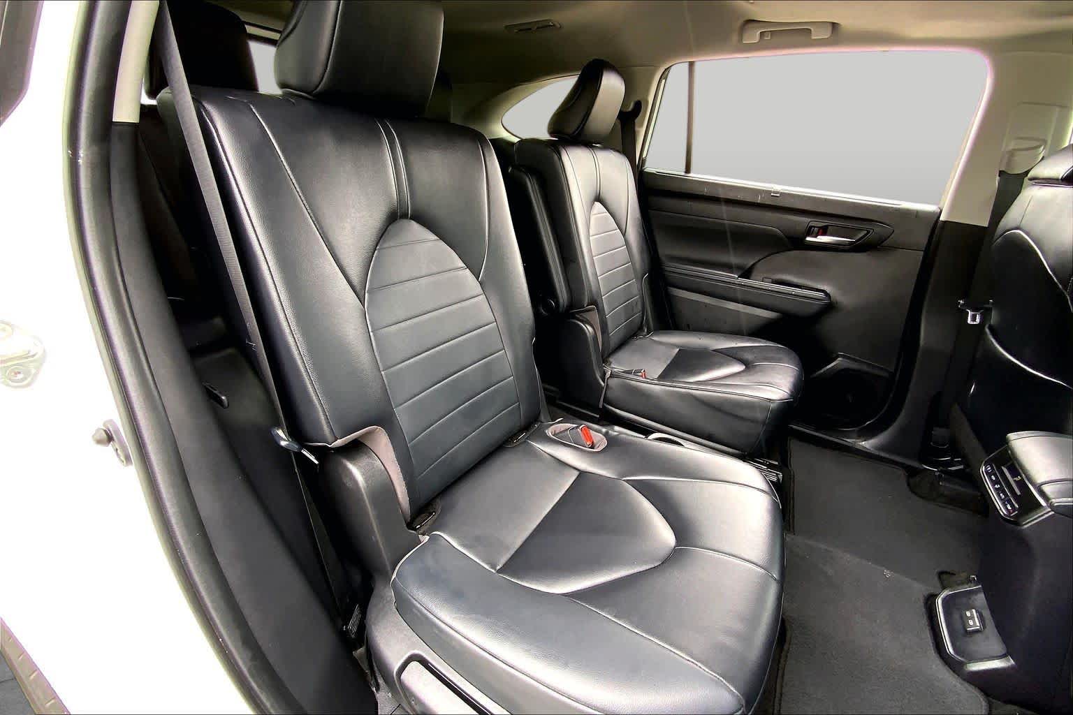 2023 Toyota Highlander XLE Wind Chill Pearl at AutoNation USA Katy