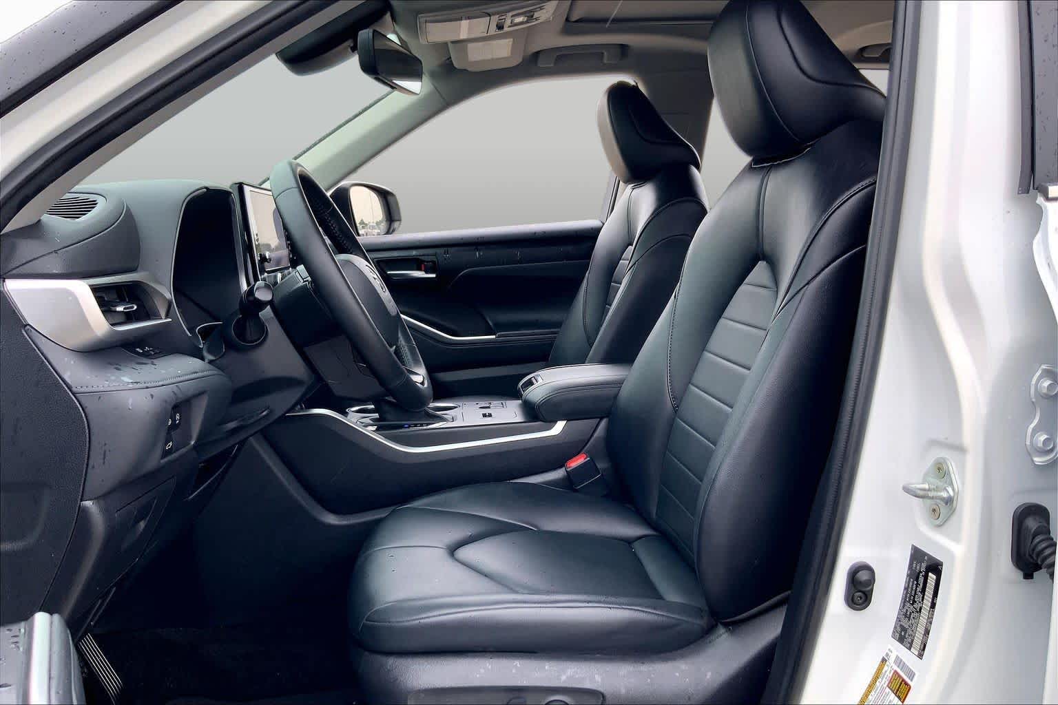 2023 Toyota Highlander XLE Wind Chill Pearl at AutoNation USA Katy