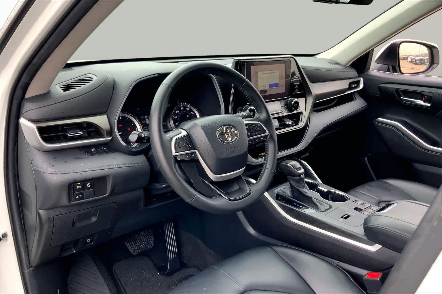 2023 Toyota Highlander XLE Wind Chill Pearl at AutoNation USA Katy