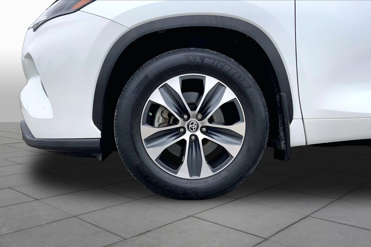 2023 Toyota Highlander XLE Wind Chill Pearl at AutoNation USA Katy