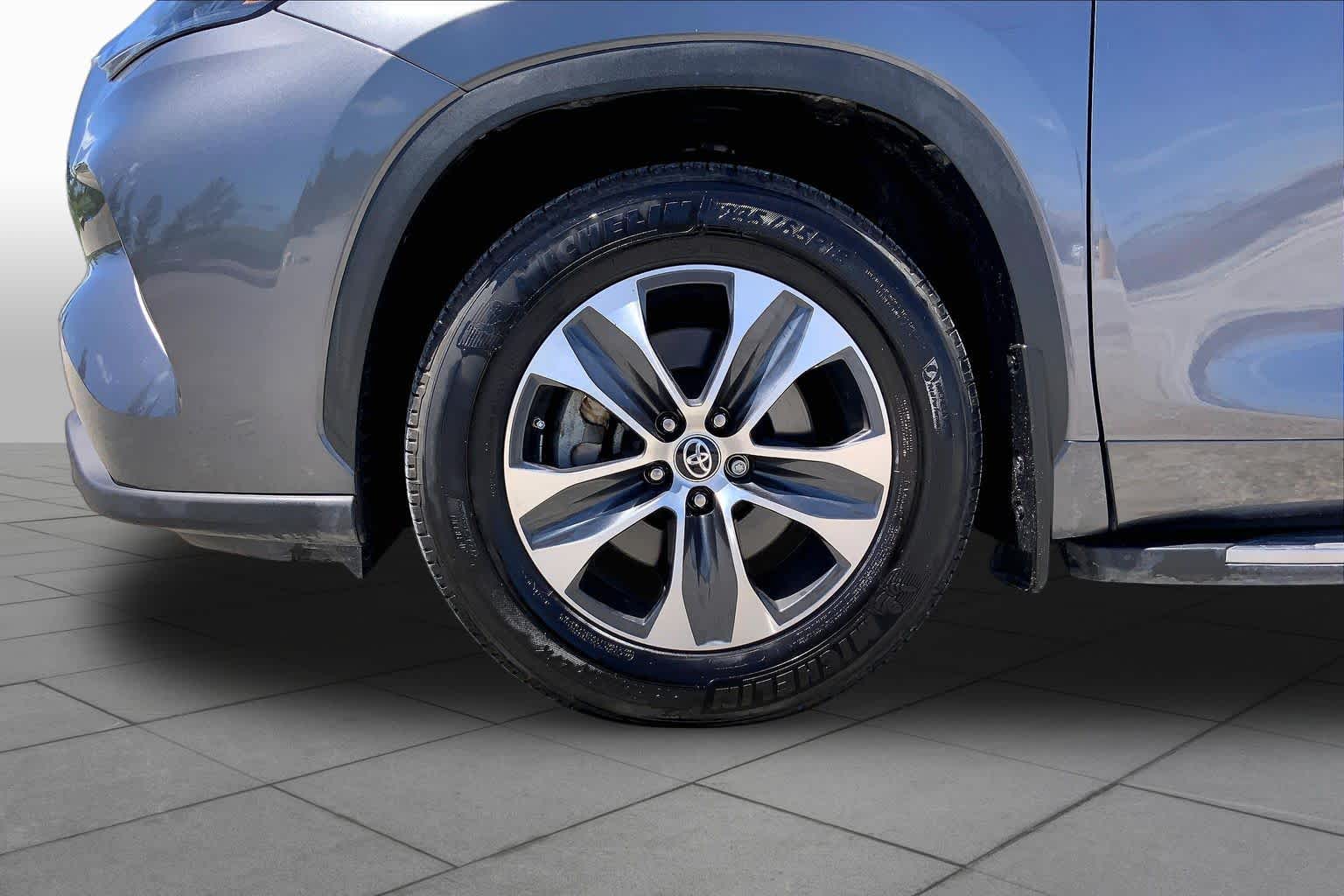 2024 Toyota Highlander XLE Magnetic Gray Metallic at AutoNation USA Houston