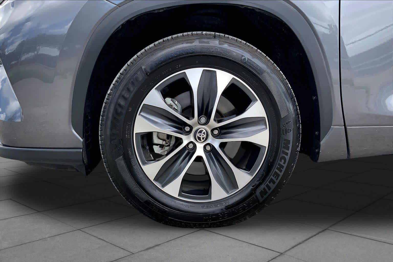 2025 Toyota Highlander XLE Magnetic Gray Metallic at Group 1 Toyota Southwest