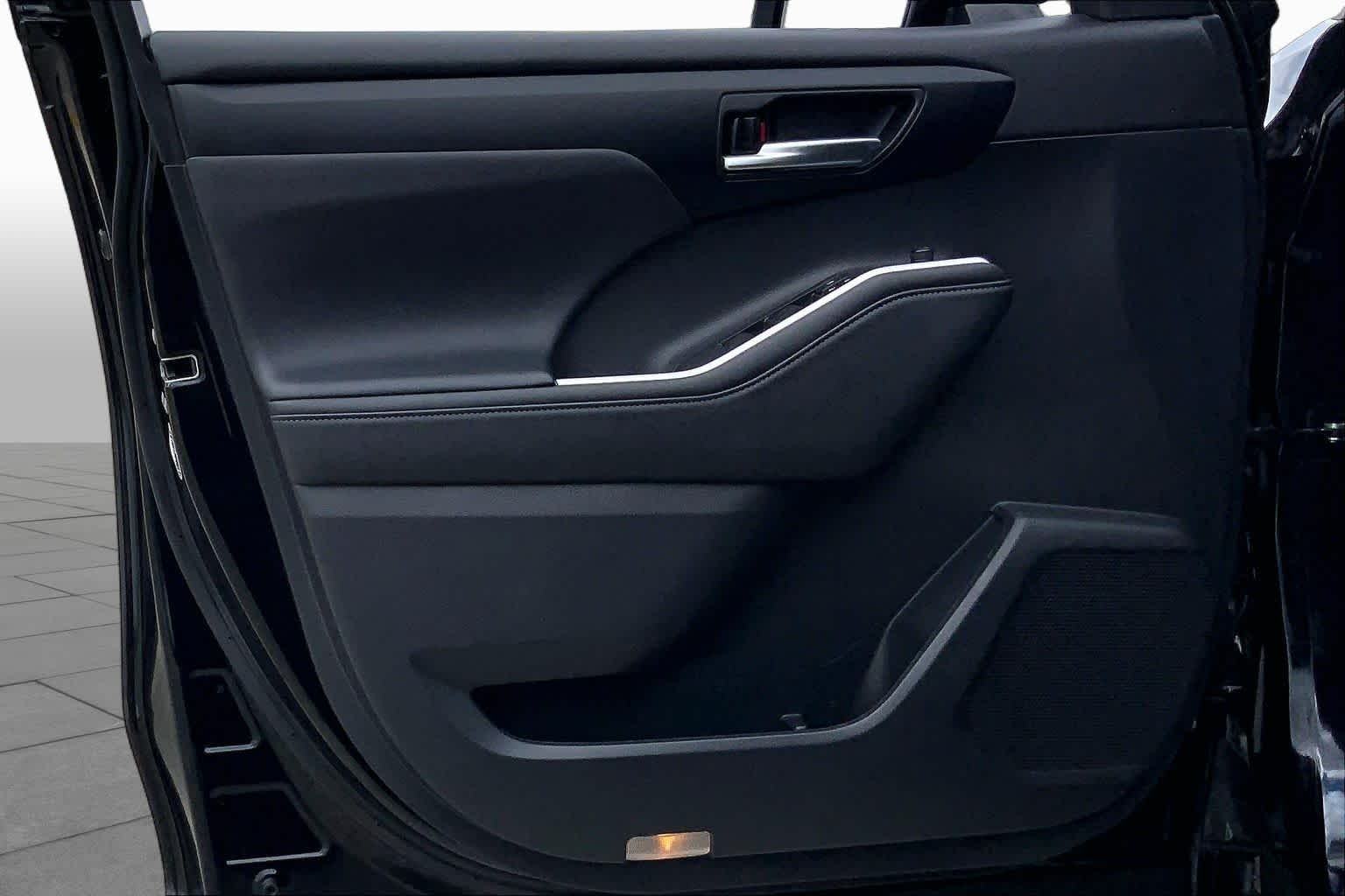 2023 Toyota Highlander photo 21 of 36