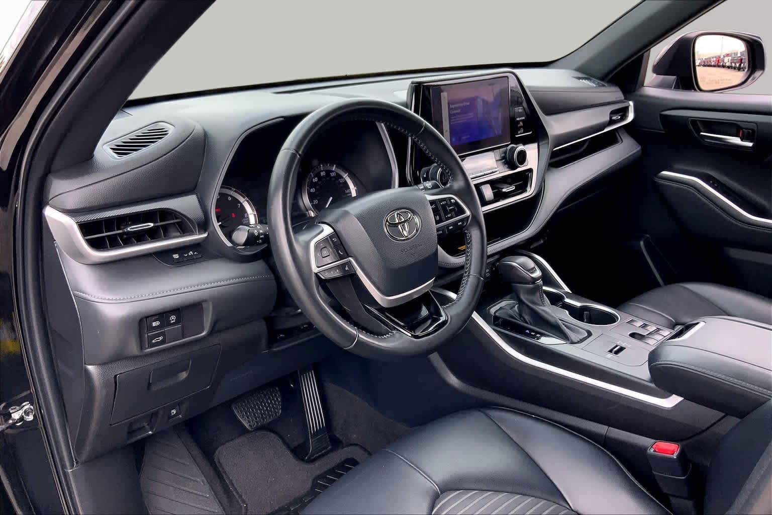2023 Toyota Highlander photo 17 of 36