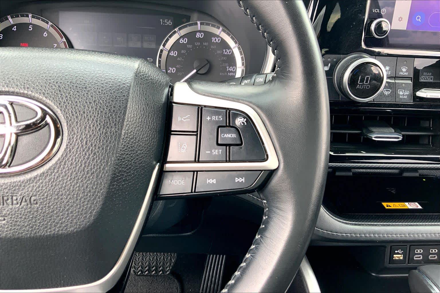 2023 Toyota Highlander photo 24 of 36