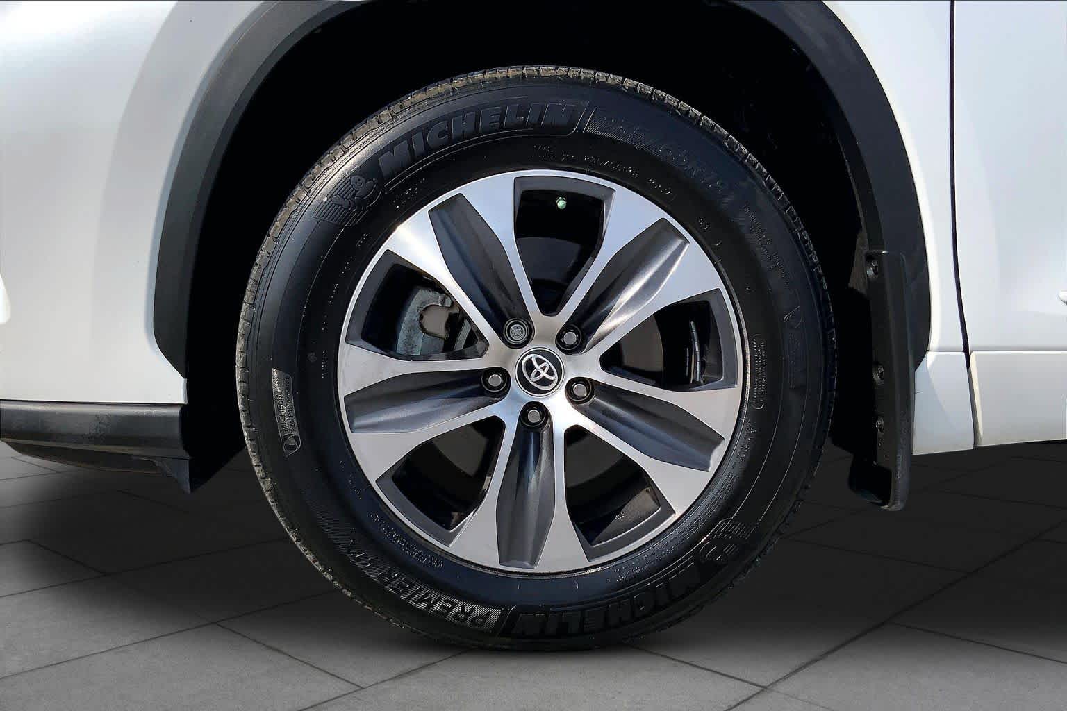 2023 Toyota Highlander XLE Wind Chill Pearl at Group 1 Toyota Southwest