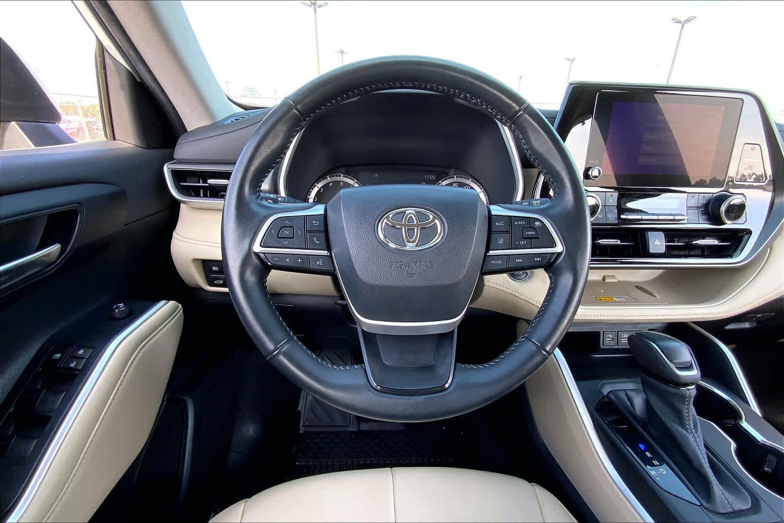 2023 Toyota Highlander XLE Wind Chill Pearl at Group 1 Toyota Southwest