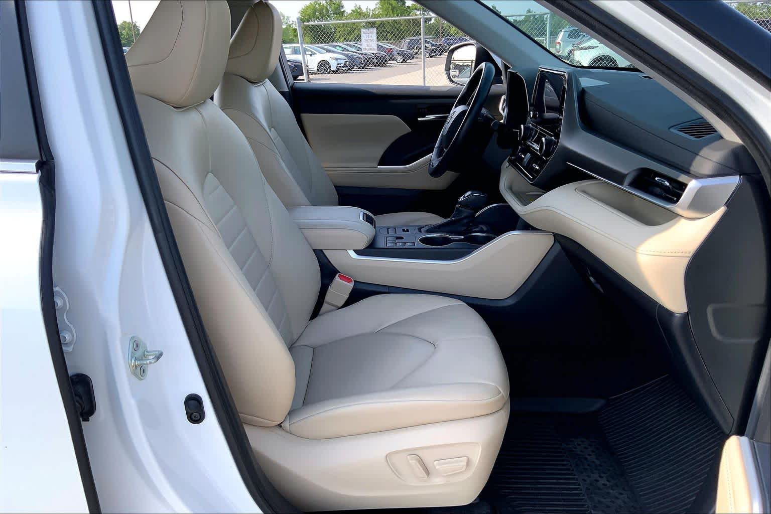 2023 Toyota Highlander XLE Wind Chill Pearl at Group 1 Toyota Southwest