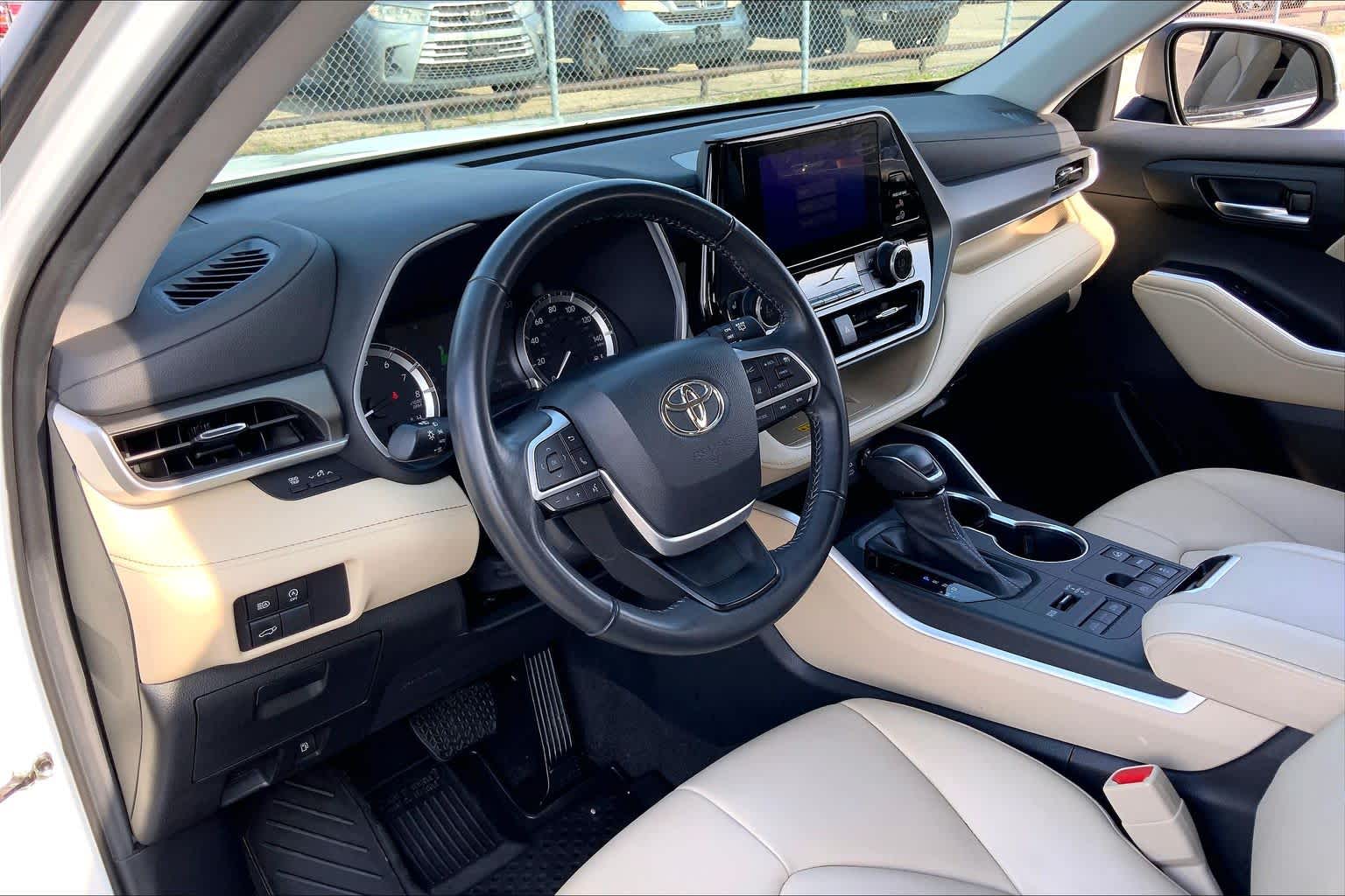 2023 Toyota Highlander XLE Wind Chill Pearl at Group 1 Toyota Southwest