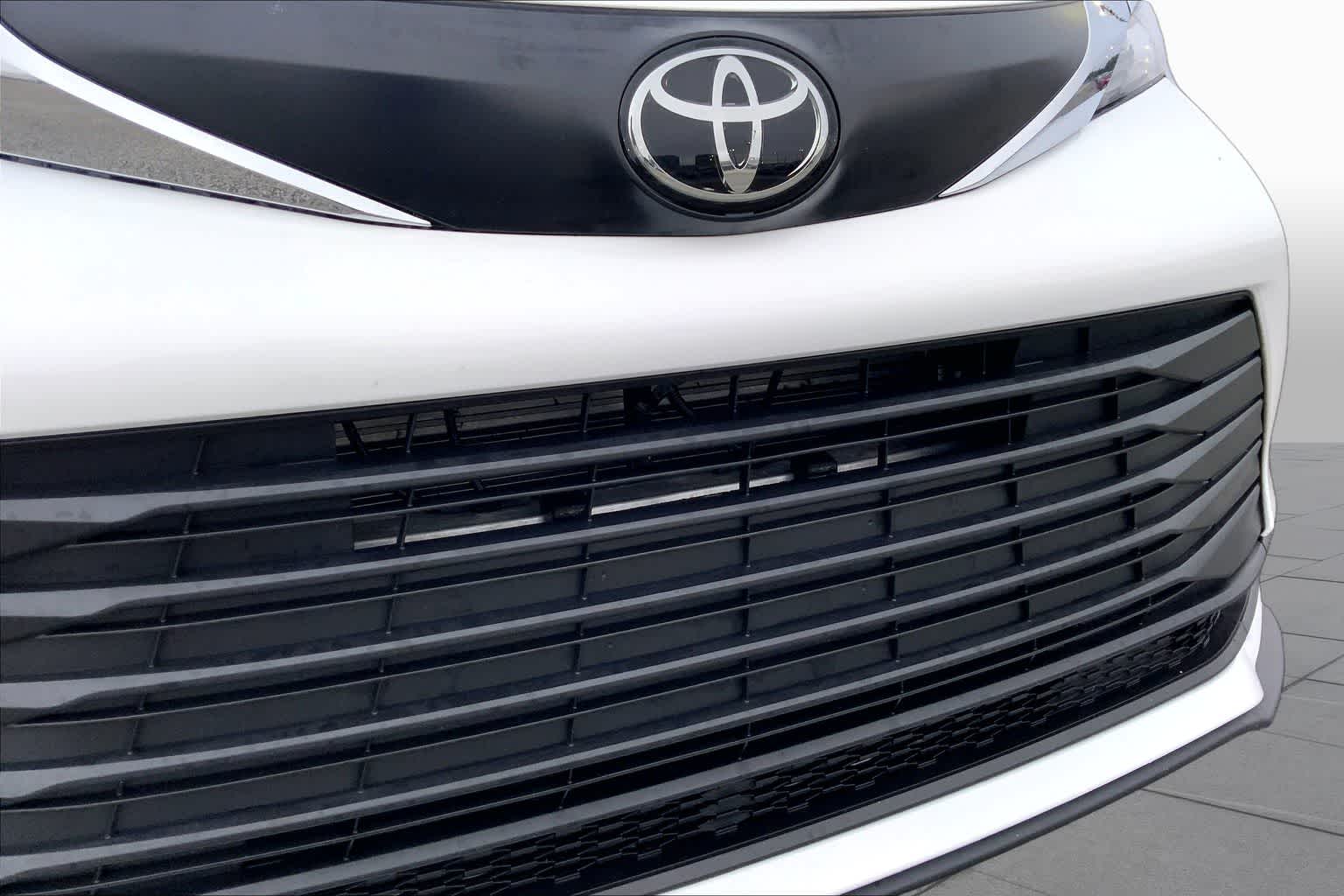 2026 Toyota Sienna LE Ice Cap at Group 1 Toyota Southwest