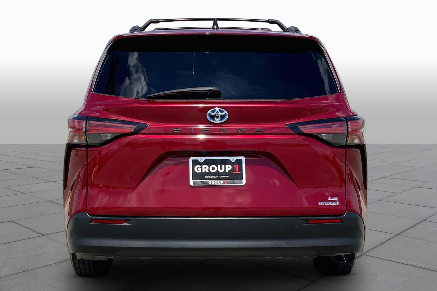 2022 Toyota Sienna LE Ruby Flare Pearl at Beck & Masten Kia