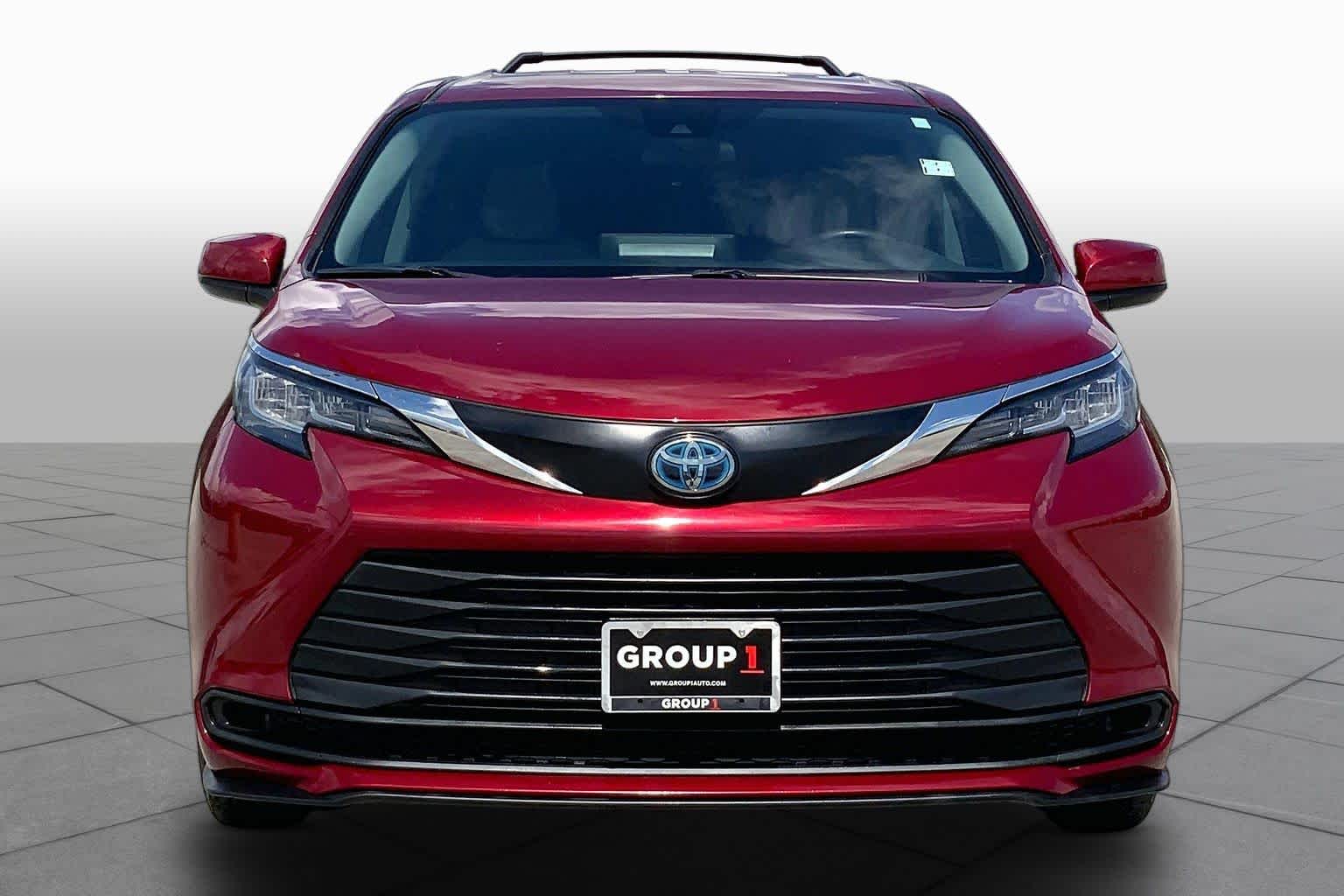 2022 Toyota Sienna LE Ruby Flare Pearl at Beck & Masten Kia