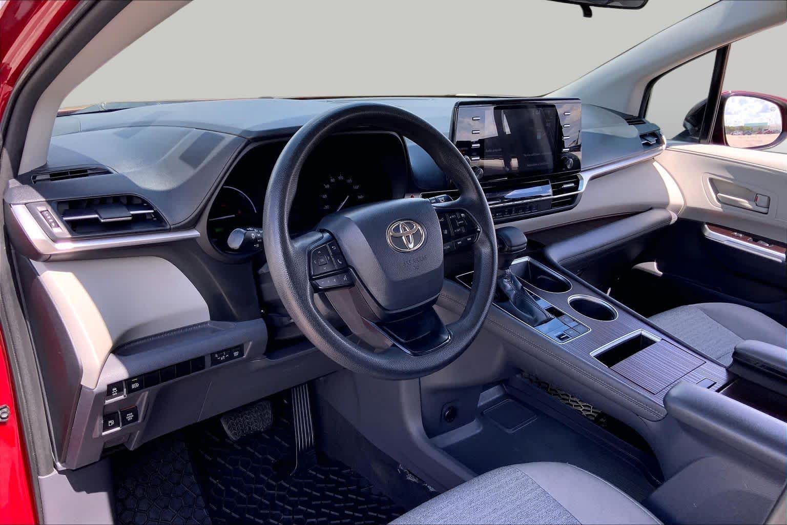 2022 Toyota Sienna LE Ruby Flare Pearl at Beck & Masten Kia