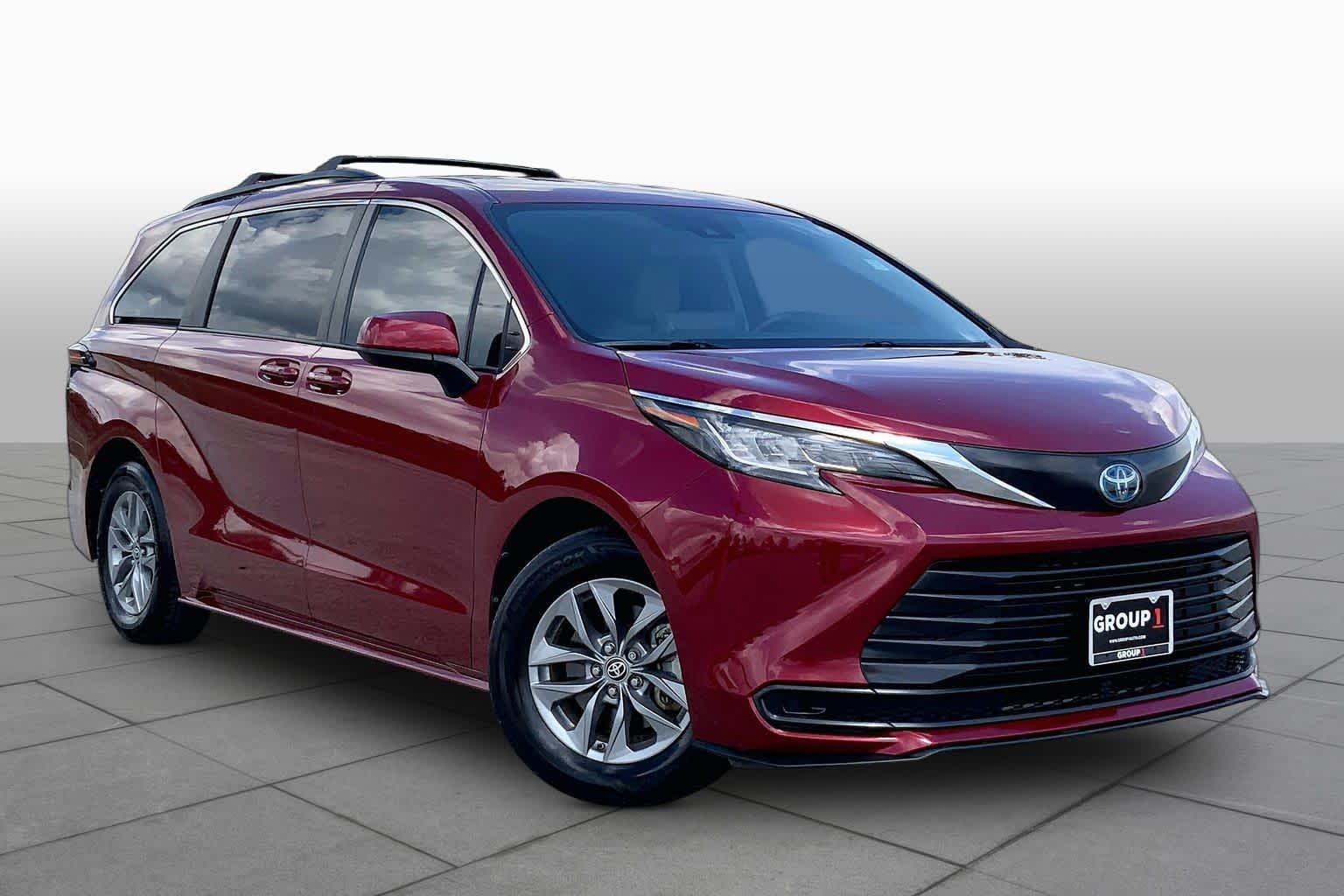 2022 Toyota Sienna LE Ruby Flare Pearl at Beck & Masten Kia