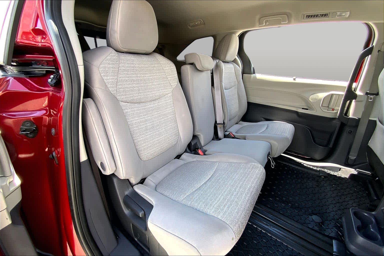2022 Toyota Sienna LE Ruby Flare Pearl at Beck & Masten Kia