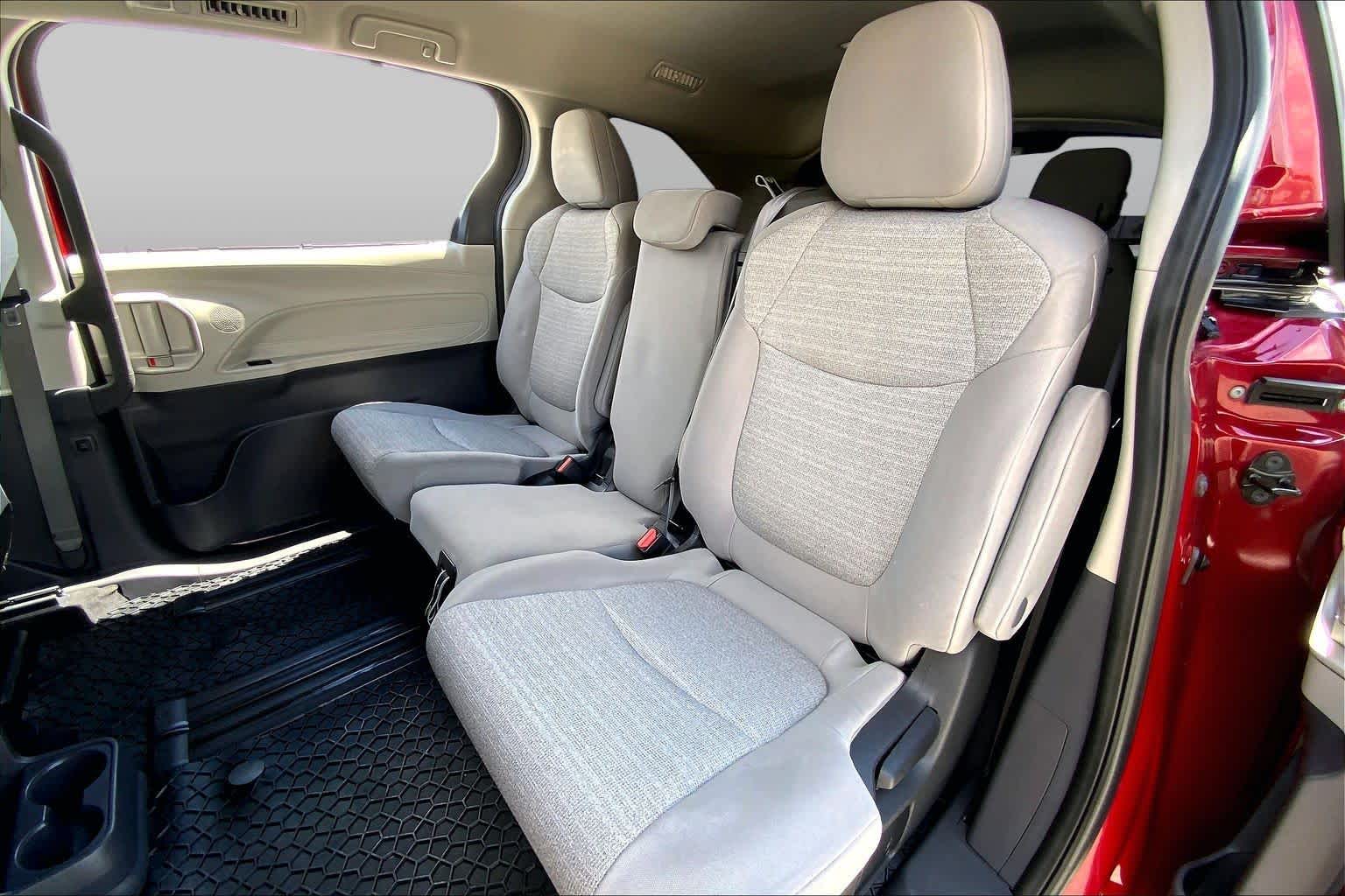 2022 Toyota Sienna LE Ruby Flare Pearl at Beck & Masten Kia