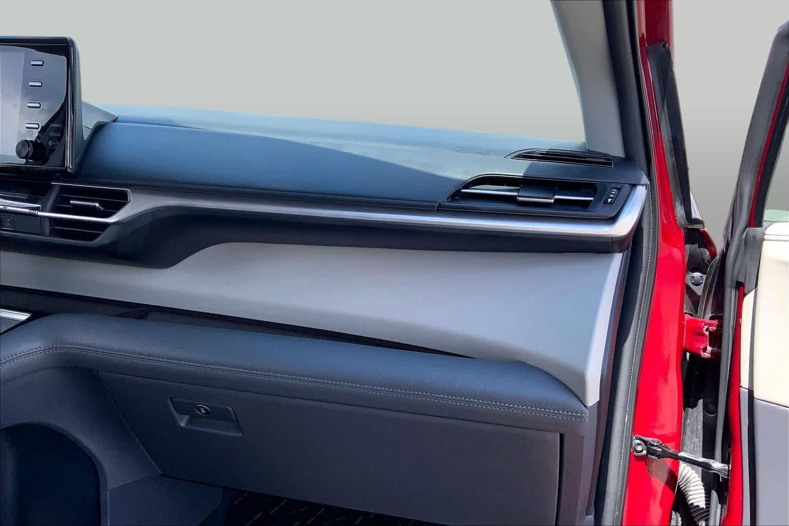 2022 Toyota Sienna LE Ruby Flare Pearl at Beck & Masten Kia