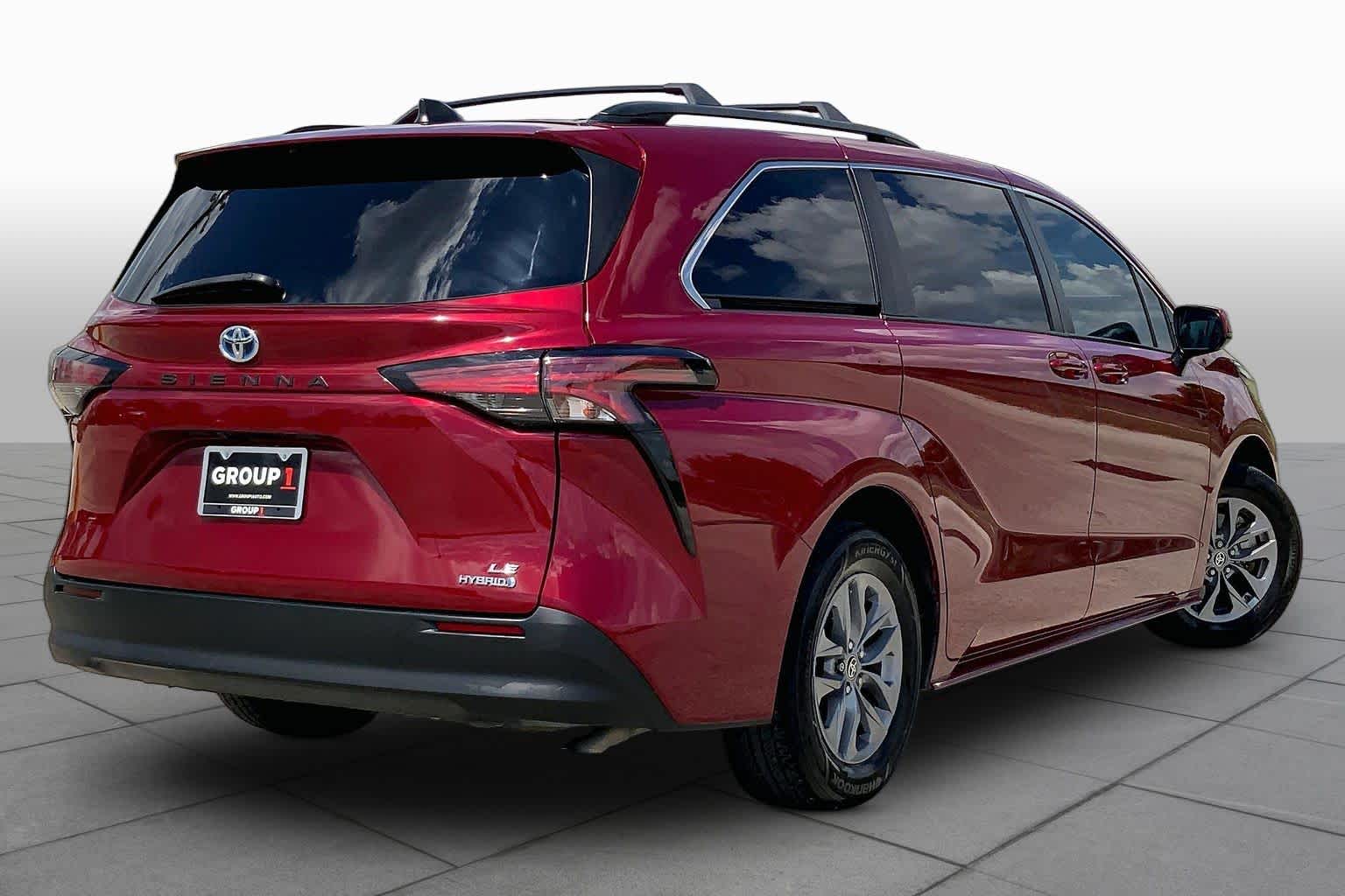 2022 Toyota Sienna LE Ruby Flare Pearl at Beck & Masten Kia