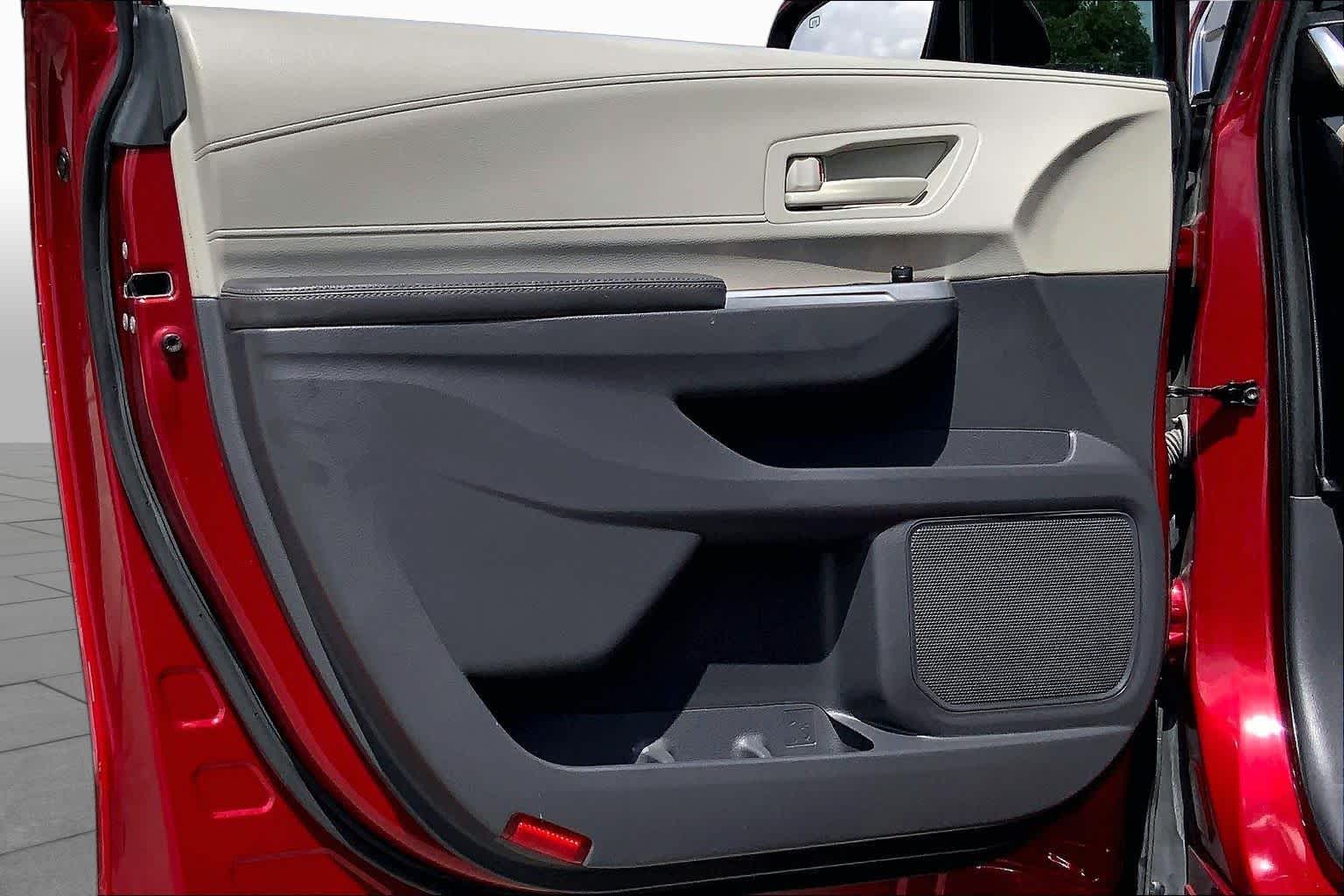 2022 Toyota Sienna LE Ruby Flare Pearl at Beck & Masten Kia