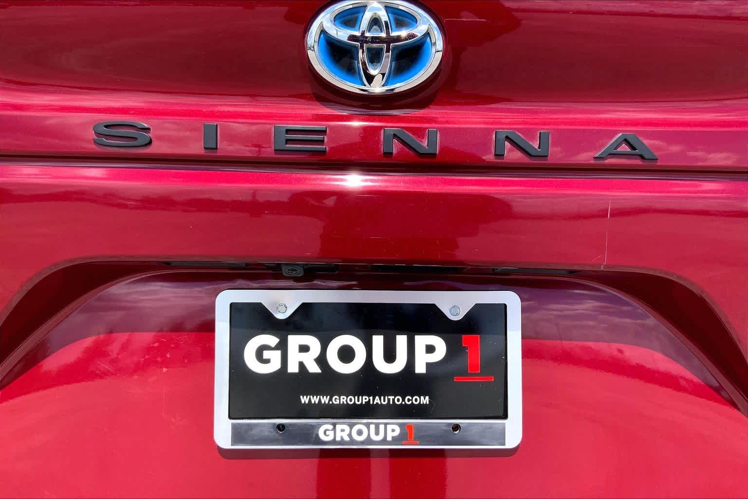 2022 Toyota Sienna LE Ruby Flare Pearl at Beck & Masten Kia