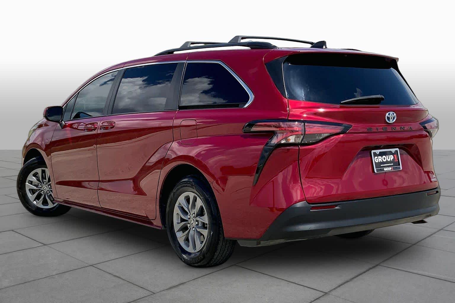 2022 Toyota Sienna LE Ruby Flare Pearl at Beck & Masten Kia