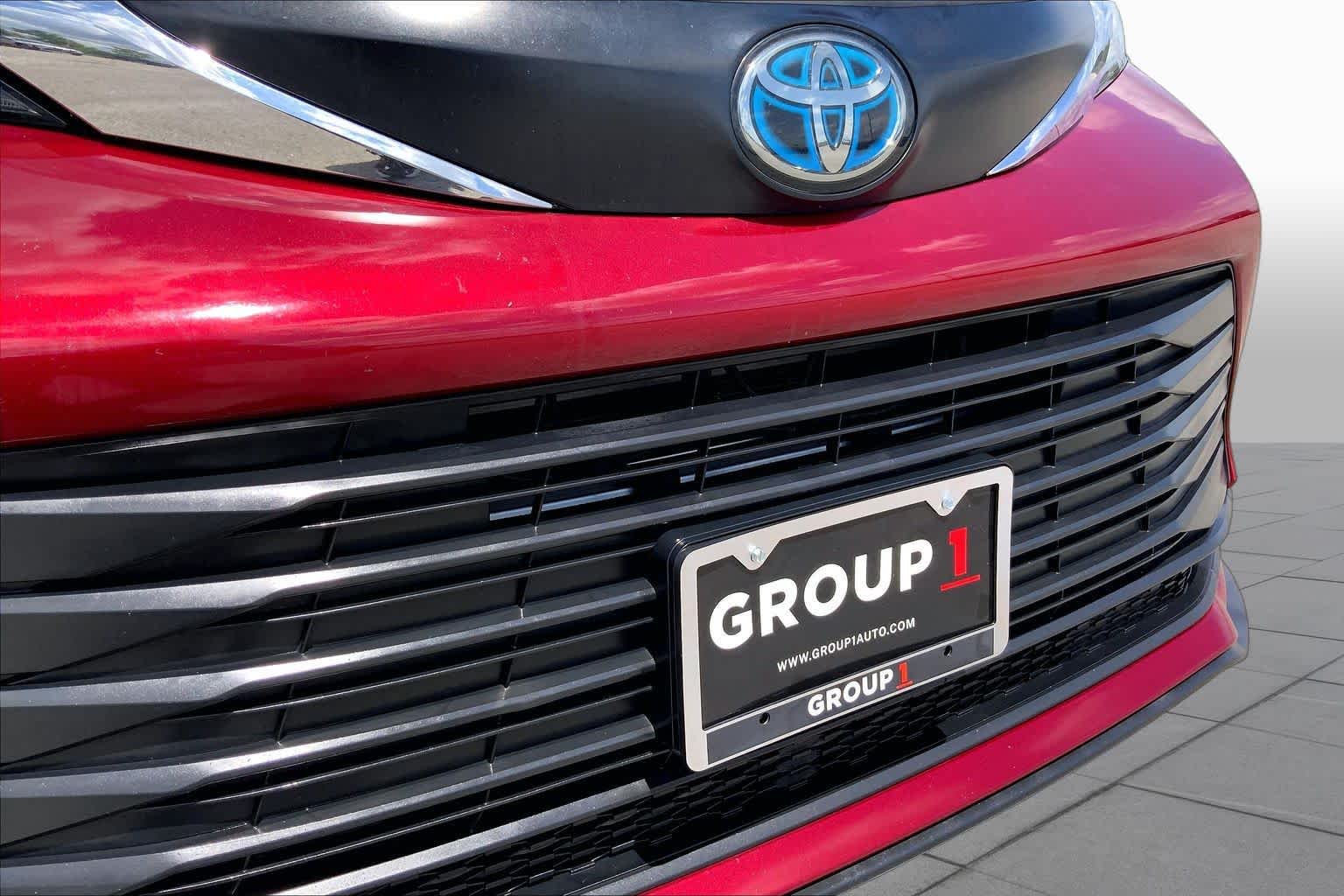2022 Toyota Sienna LE Ruby Flare Pearl at Beck & Masten Kia